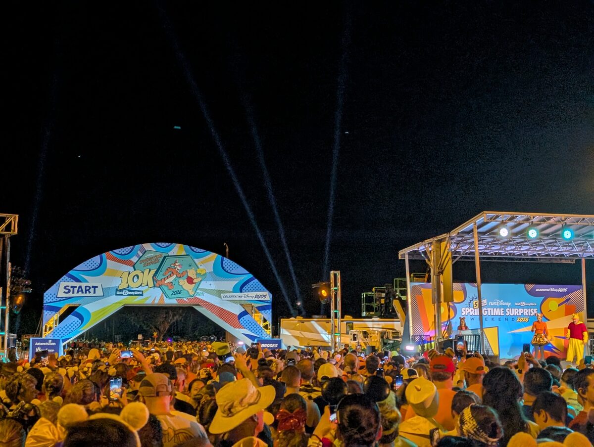 10K start line under Pooh and Tigger arch