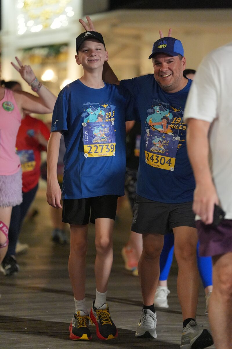 10-Miler bunny ears pose mid-race