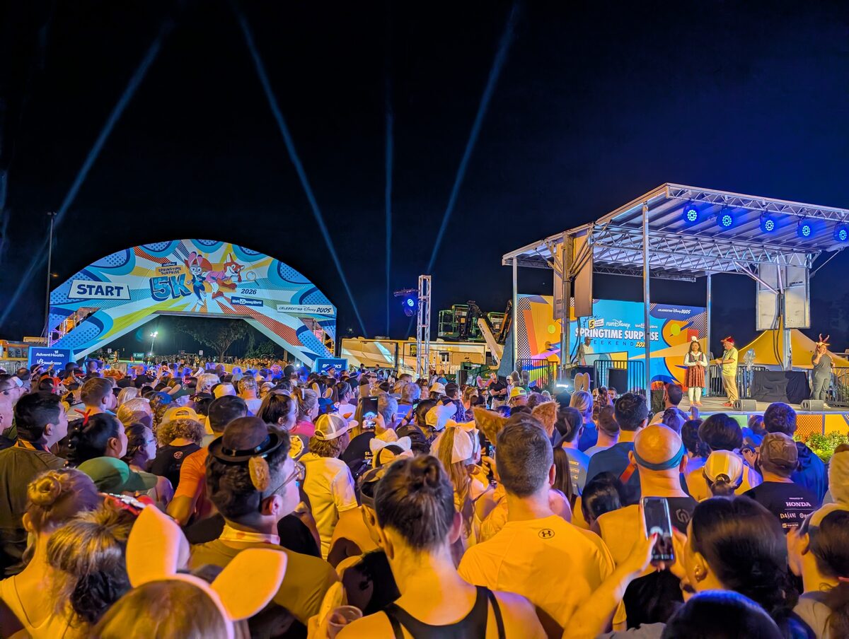 5K start line crowd under the arch